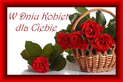 Czerwone różyczki w koszyczku na dzień kobiet